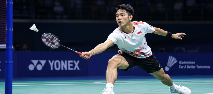 Pemain bulu tangkis menjangkau kok di lapangan indoor dalam ilustrasi Hylo Open 2026.