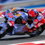 Ilustrasi motor balap Ducati bernomor 93 dengan pembalap berhelm merah saat menikung di lintasan MotoGP.