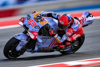 Ilustrasi motor balap Ducati bernomor 93 dengan pembalap berhelm merah saat menikung di lintasan MotoGP.
