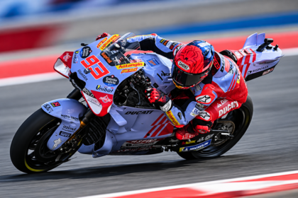 Ilustrasi motor balap Ducati bernomor 93 dengan pembalap berhelm merah saat menikung di lintasan MotoGP.