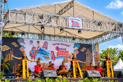 Ilustrasi pertunjukan tari tradisional dalam Festival Taman Budaya Soetedja di Banyumas.