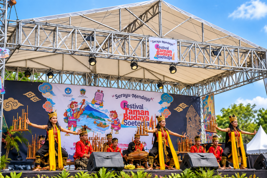 Ilustrasi pertunjukan tari tradisional dalam Festival Taman Budaya Soetedja di Banyumas.