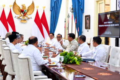 Foto ilustrasi rapat pemerintah membahas kebijakan pendidikan gratis di Indonesia.