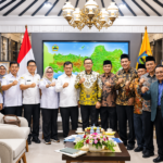 Ilustrasi pertemuan pejabat pemerintah dan akademisi perguruan tinggi membahas kolaborasi pembangunan Jawa Tengah.