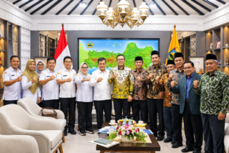 Ilustrasi pertemuan pejabat pemerintah dan akademisi perguruan tinggi membahas kolaborasi pembangunan Jawa Tengah.