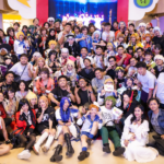 Ilustrasi komunitas cosplay dengan peserta mengenakan kostum karakter anime dan gim dalam acara kreatif di pusat perbelanjaan.