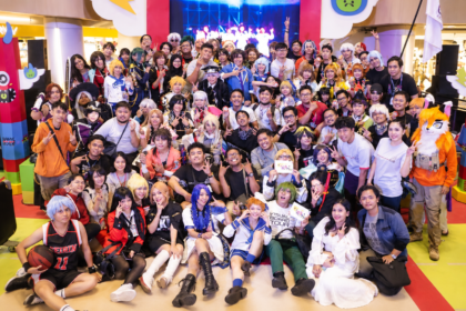 Ilustrasi komunitas cosplay dengan peserta mengenakan kostum karakter anime dan gim dalam acara kreatif di pusat perbelanjaan.