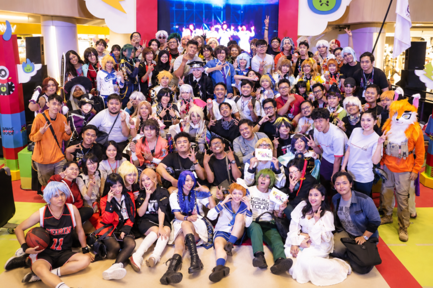 Ilustrasi komunitas cosplay dengan peserta mengenakan kostum karakter anime dan gim dalam acara kreatif di pusat perbelanjaan.