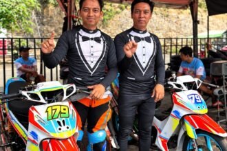 Roby Harmoko dan Siswanto Anto Jaya berpose bersama motor balap di paddock Final Superprix 2026 Sirkuit Mijen Semarang.