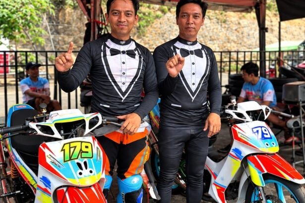 Roby Harmoko dan Siswanto Anto Jaya berpose bersama motor balap di paddock Final Superprix 2026 Sirkuit Mijen Semarang.