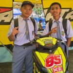 Dua siswa SMK Muhammadiyah 1 Blora berpose di samping motor balap Yamaha dalam kegiatan Yamaha Cup Race 2026.