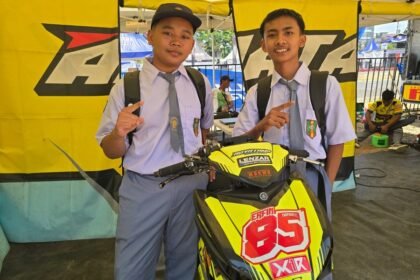 Dua siswa SMK Muhammadiyah 1 Blora berpose di samping motor balap Yamaha dalam kegiatan Yamaha Cup Race 2026.