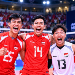 Ilustrasi tiga pemain Timnas Voli Putra Indonesia merayakan kemenangan dengan seragam merah putih di arena AVC Men’s Cup 2026.