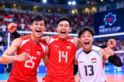 Ilustrasi tiga pemain Timnas Voli Putra Indonesia merayakan kemenangan dengan seragam merah putih di arena AVC Men’s Cup 2026.