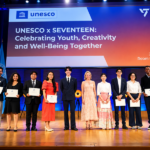 Ilustrasi peserta kegiatan UNESCO x SEVENTEEN memegang sertifikat dalam acara Celebrating Youth, Creativity and Well-Being Together.
