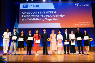 Ilustrasi peserta kegiatan UNESCO x SEVENTEEN memegang sertifikat dalam acara Celebrating Youth, Creativity and Well-Being Together.