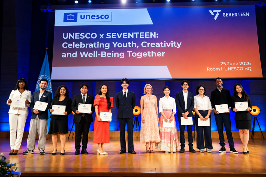 Ilustrasi peserta kegiatan UNESCO x SEVENTEEN memegang sertifikat dalam acara Celebrating Youth, Creativity and Well-Being Together.