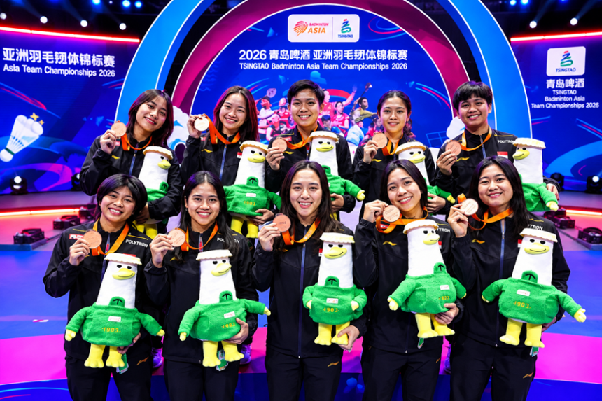 Ilustrasi tim bulu tangkis Indonesia berpose mengenakan medali dan memegang maskot di podium Badminton Asia Team Championships 2026.