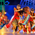 Ilustrasi penari jaran kepang mengenakan kostum tradisional merah dan emas sambil menari dengan properti kuda kepang di panggung festival.