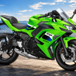 Ilustrasi Kawasaki Ninja 650 warna hijau dengan fairing sporty, windshield tinggi, lampu depan agresif, dan velg hitam.
