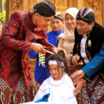 Ilustrasi prosesi pemotongan rambut anak dalam upacara tradisi ruwatan rambut gimbal dengan pakaian adat Jawa.