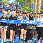 Ilustrasi peserta trail run berkumpul di garis start sebelum memulai lomba lari.
