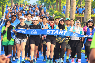 Ilustrasi peserta trail run berkumpul di garis start sebelum memulai lomba lari.