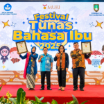 Ilustrasi Festival Tunas Bahasa Ibu 2025 dengan sejumlah peserta berpose membawa piagam penghargaan di atas panggung.