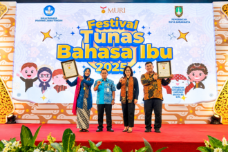 Ilustrasi Festival Tunas Bahasa Ibu 2025 dengan sejumlah peserta berpose membawa piagam penghargaan di atas panggung.