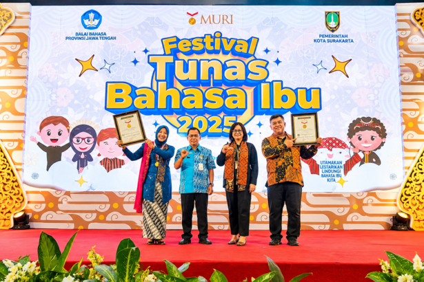 Ilustrasi Festival Tunas Bahasa Ibu 2025 dengan sejumlah peserta berpose membawa piagam penghargaan di atas panggung.