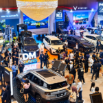 Pengunjung melihat berbagai mobil terbaru yang dipamerkan di ajang pameran otomotif.