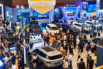 Pengunjung melihat berbagai mobil terbaru yang dipamerkan di ajang pameran otomotif.