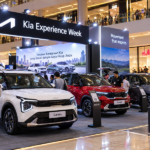 Ilustrasi Kia Experience Week 2026 di pusat perbelanjaan dengan pameran mobil Kia dan promo voucher BBM hingga Rp8 juta.