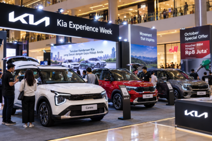 Ilustrasi Kia Experience Week 2026 di pusat perbelanjaan dengan pameran mobil Kia dan promo voucher BBM hingga Rp8 juta.