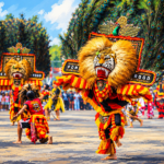 Ilustrasi pertunjukan Reog Ponorogo dengan topeng singa berhias bulu merak dan penari berkostum merah kuning.