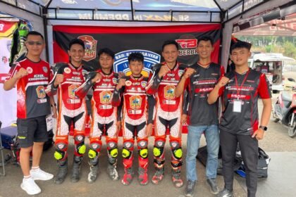 Tim balap motor IMI Karanganyar bersama para pembalap dalam persiapan Porprov Jawa Tengah 2026 di Sirkuit Mijen, Semarang.