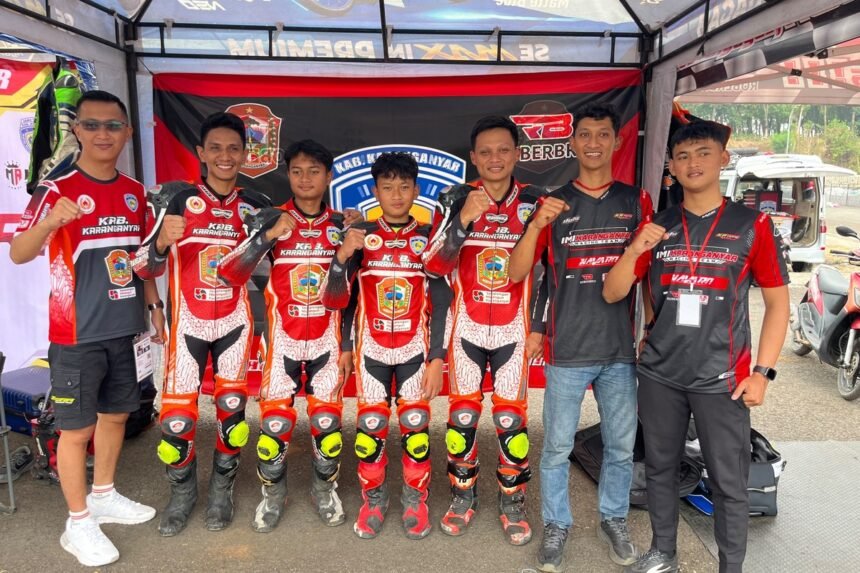 Tim balap motor IMI Karanganyar bersama para pembalap dalam persiapan Porprov Jawa Tengah 2026 di Sirkuit Mijen, Semarang.