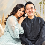 Ilustrasi dua figur publik dalam potret bersama dengan busana elegan bernuansa pastel dan hitam
