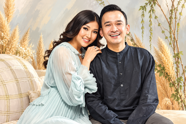 Ilustrasi dua figur publik dalam potret bersama dengan busana elegan bernuansa pastel dan hitam