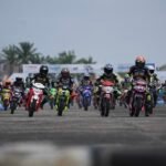 Ilustrasi para pebalap beradu cepat dalam Yamaha Cup Race 2026 di lintasan balap Padang.