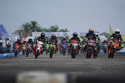 Ilustrasi para pebalap beradu cepat dalam Yamaha Cup Race 2026 di lintasan balap Padang.