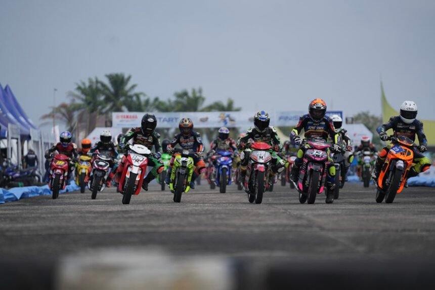 Ilustrasi para pebalap beradu cepat dalam Yamaha Cup Race 2026 di lintasan balap Padang.