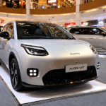 AION UT mobil listrik hatchback berwarna putih dipamerkan di pusat perbelanjaan