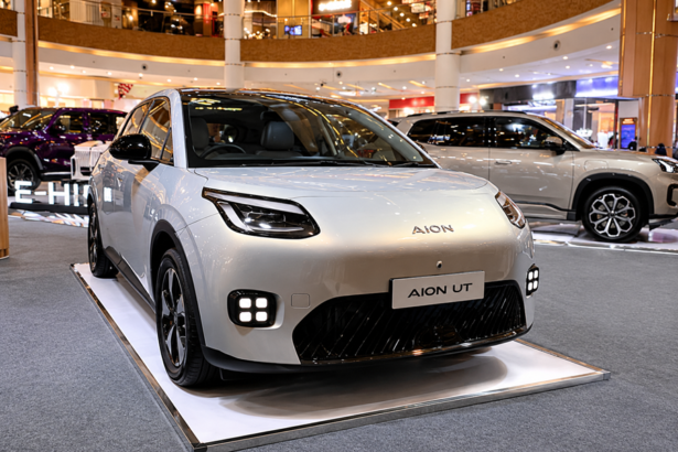 AION UT mobil listrik hatchback berwarna putih dipamerkan di pusat perbelanjaan