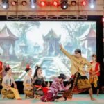 Atlet berdiri di podium juara bersama tim pendukung dalam kejuaraan olahraga.