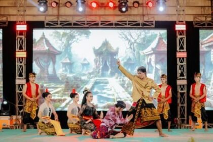 Atlet berdiri di podium juara bersama tim pendukung dalam kejuaraan olahraga.