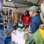 Pelaku UMKM lokal menawarkan produk kerajinan dan aksesori kepada pengunjung di pameran usaha.