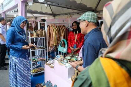 Pelaku UMKM lokal menawarkan produk kerajinan dan aksesori kepada pengunjung di pameran usaha.