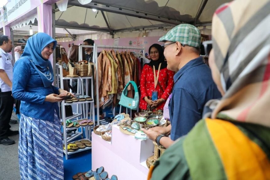 Pelaku UMKM lokal menawarkan produk kerajinan dan aksesori kepada pengunjung di pameran usaha.