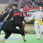 Ilustrasi pertandingan pencak silat dengan dua atlet berseragam hitam dan pelindung merah serta biru di arena pertandingan.